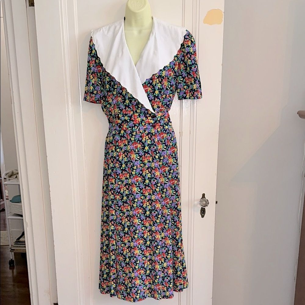 Vintage 80s Does 40s Floral Short Sleeve‎ Dress with White Scalloped Collar